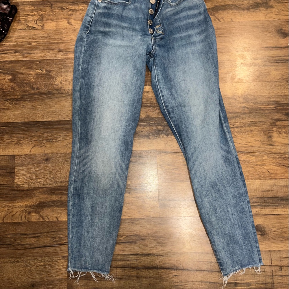 Lucky Jeans distressed with button closure
